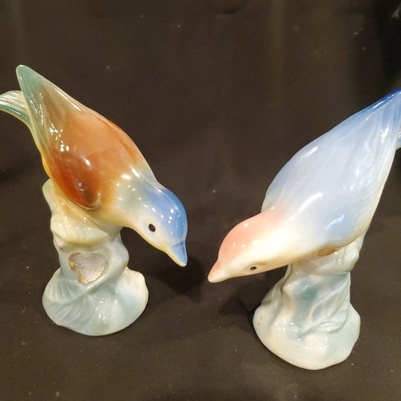 Vintage Pair Royal Copley Blue Yellow Green Blue Birds on a Leafy Stump - Picture 3 of 3